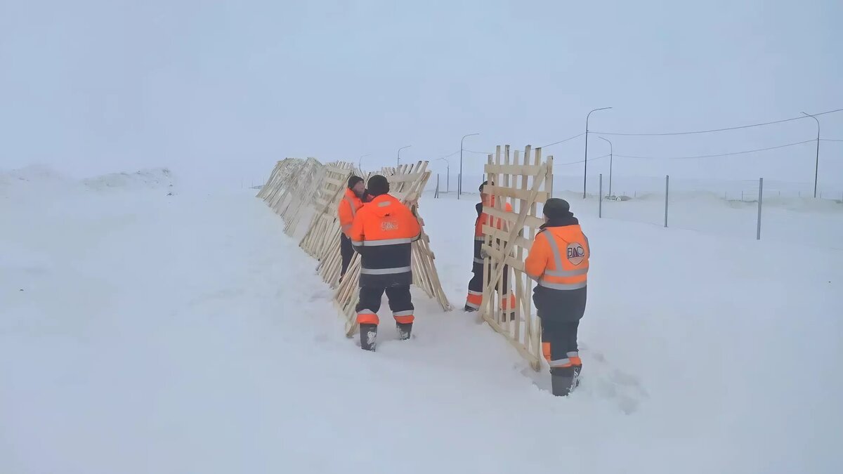     На многомиллиардной трассе М12 «Москва — Казань» в Татарстане установили снегозадерживающие щиты, похожие на поддоны. Автоэксперт и член общественного совета «Росавтодора» Игорь Можаретто прокомментировал Inkazan, почему, по его мнению, дорога оказалась не готова.