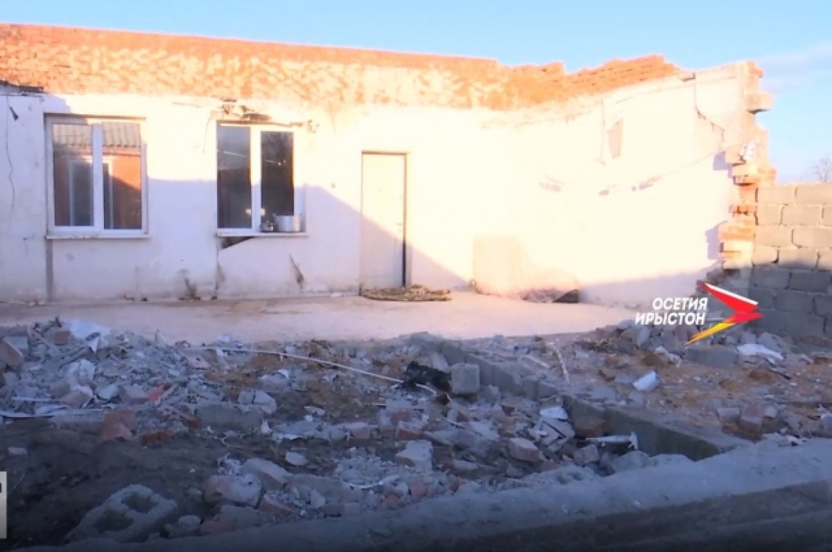    Кухня и другие комнаты в доме многодетной семьи разрушились от взрыва газа.