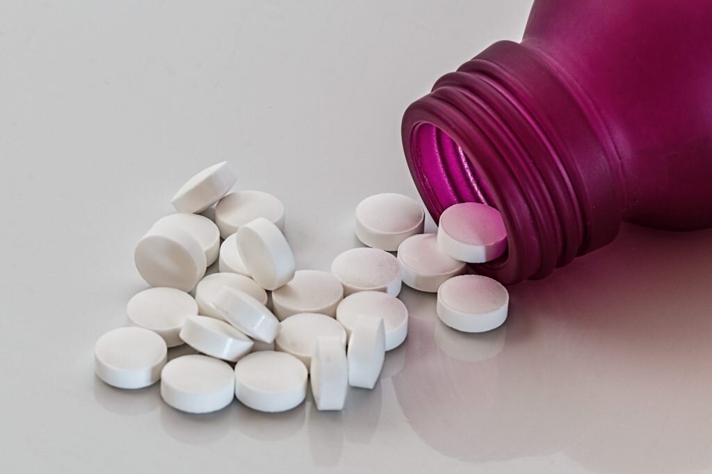    Scattered pills, free public domain CC0 photo Анастасия Никифорова