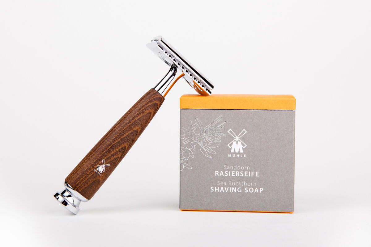 Т-образный станок MUEHLE в компании одноименного мыла для бритья