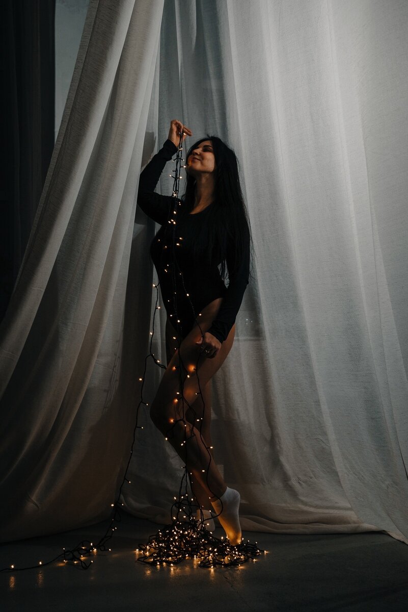 смущенная девушка. стесняться быть красивым. девушка смеется. девушка стесняется. смущенная девушка.