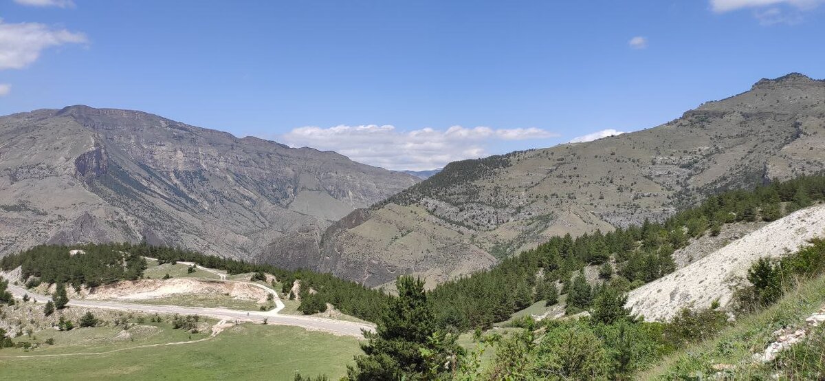 Масштабы гор впечатляют, особенно в начале пути