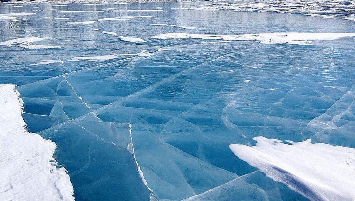 Замерзший водоем. Лед на реке. Прочный лед. Вода зимой. Вода в реке замерзла