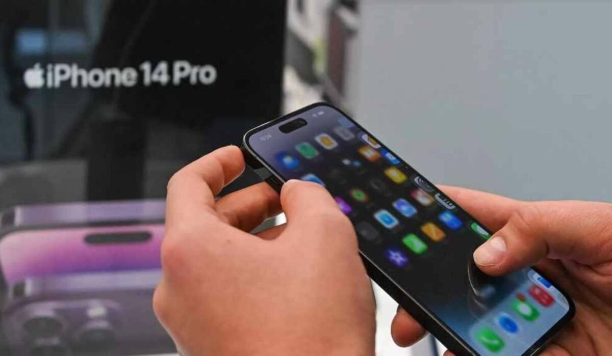     Айфон в руке человека. Источник: ria.ru Автор фото: Евгений Одиноков