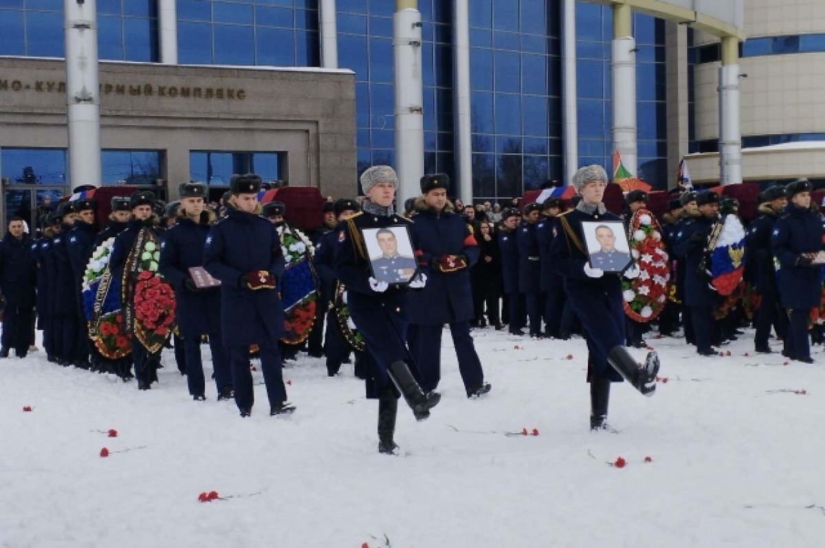 Полет в вечность. В Оренбурге простились с экипажем сбитого Ил-76 | АиФ– Оренбург | Дзен