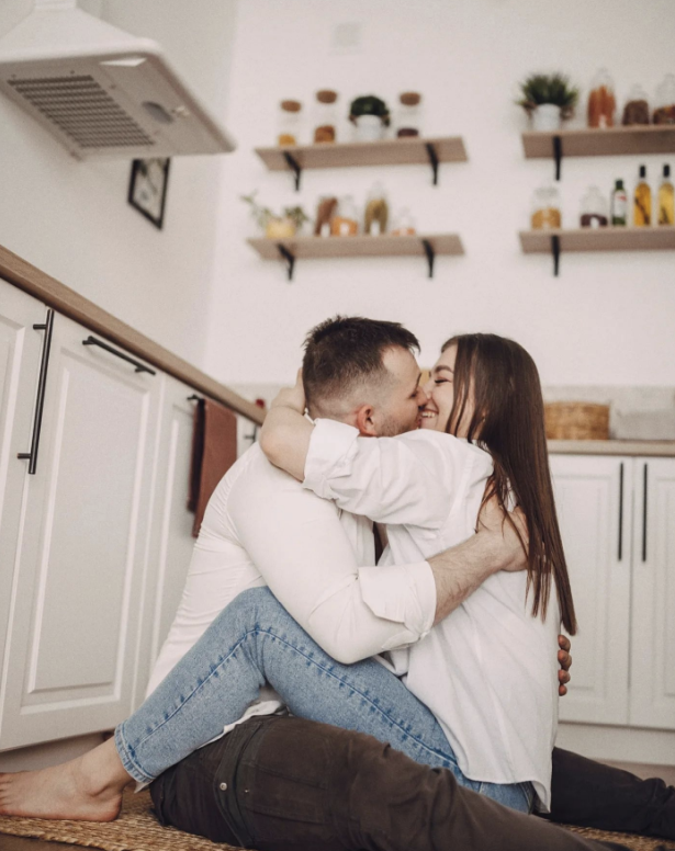 влюбленные зима. в объятиях любви. двое у камина. уютного вечера. влюбленные зимой.