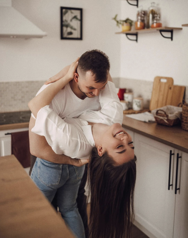 Влюбленные в горах. Зимние объятия. Пара теплых. Зимняя фотосессия лав стори. Пара теплых.