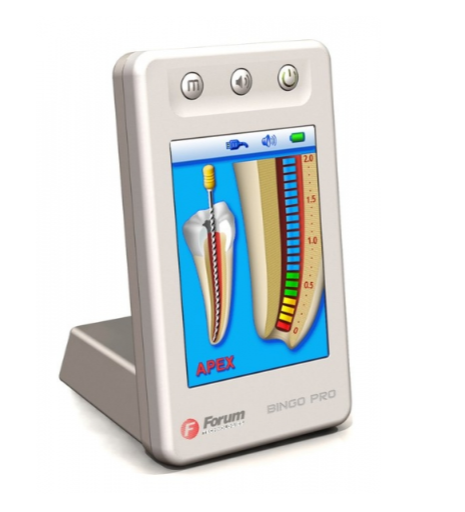 Так выглядит экран апекслокатора (есть много разных фирм-производителей и внешний вид может отличаться, но принцип работы везде одинаковый, разница может быть в качестве сборки и материалов, которая иногда влияет на точность измерений). Когда доктор доходит до конца канала, то на шкале апекслокатора, он видит красный цвет - дальше идти нельзя! И, как правило, апекслокатор еще издает разные звуки, в зависимости от того, где находится в канале инструмент - близко к верхушке корня, совсем рядом, вылетели за апекс.  Если случайно врач "вылетел" за пределы канала уже в связку зуба, на экране появится капелька крови и примерная длина, на сколько он вышел за пределы канала.  