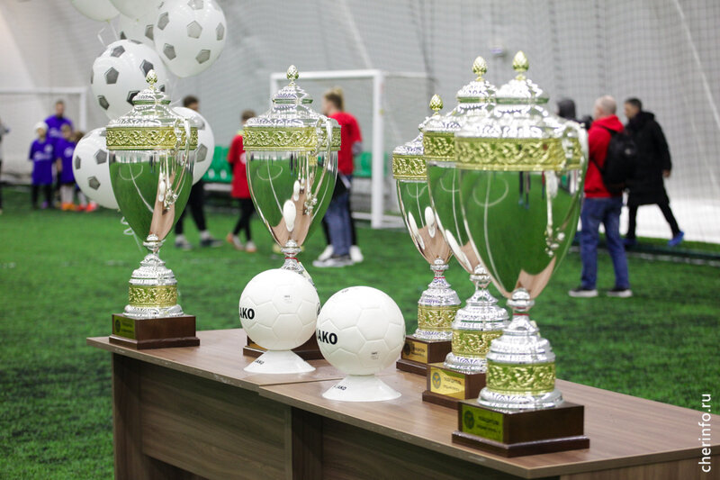    Сегодня в манеже на Андреевской начался чемпионат Школьной футбольной лиги. В нем участвуют 85 команд из 35 школ.