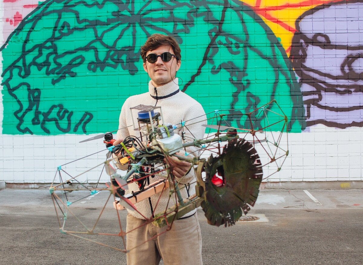 Миша Most с тем самым дроном, о котором мы расскажем в этой статье