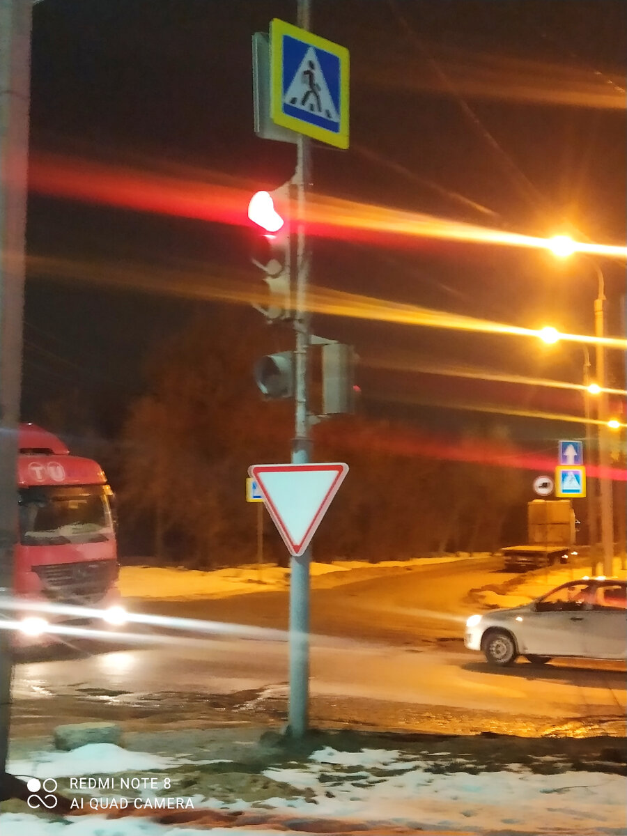 Вот так и работаешь весь день или ночь. Видишь только знаки, светофоры и машины. 