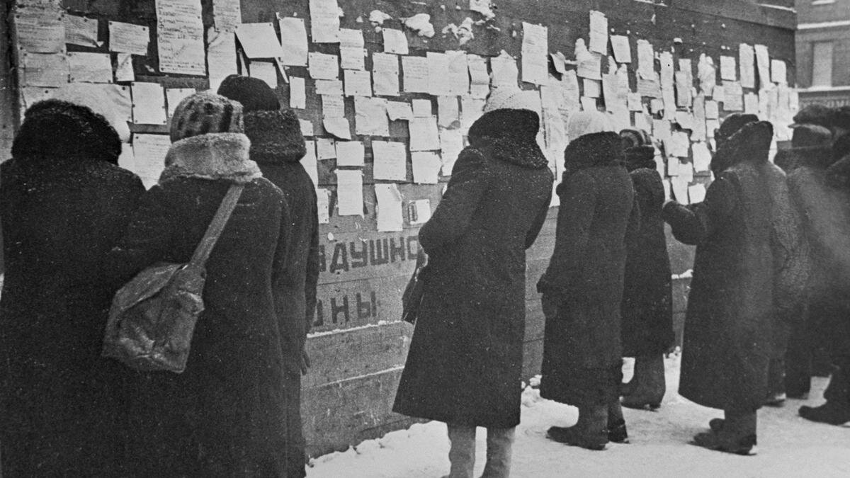 Ленинград. Жительницы города, взятого в блокаду, у стены с объявлениями об обмене вещей на продукты. Фото: Василий Федосеев / ТАСС