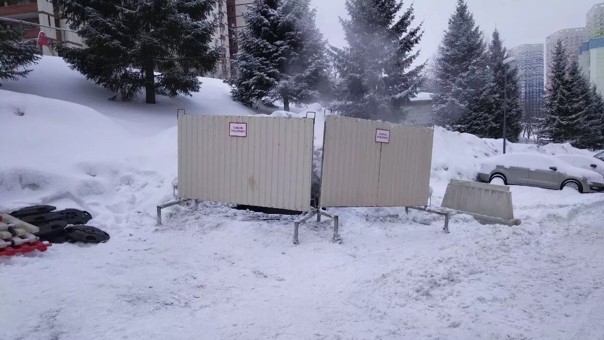     Яма диаметров в несколько метров образовалась во дворе жилого дома по улице Рудольфа Нуреева.