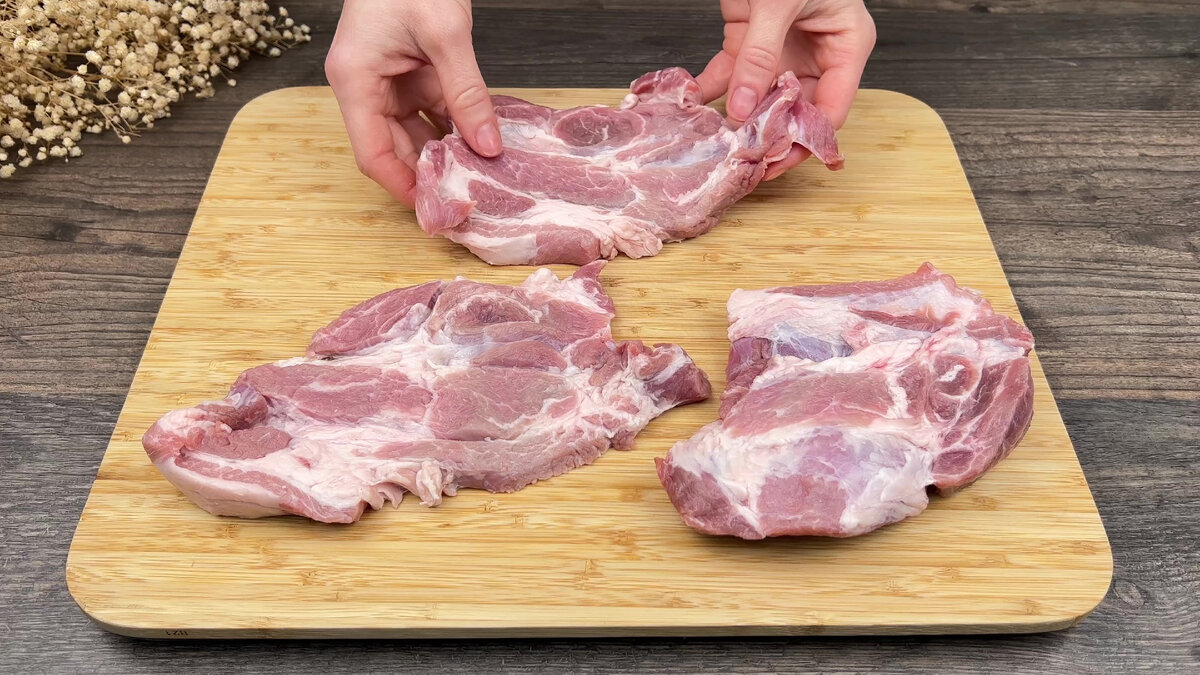 Мясо получается очень сочным и нежным! Рецепт простой и быстрый. Моя семья любит мясо и всегда просит этот рецепт из свинины! Вам обязательно стоит попробовать приготовить.