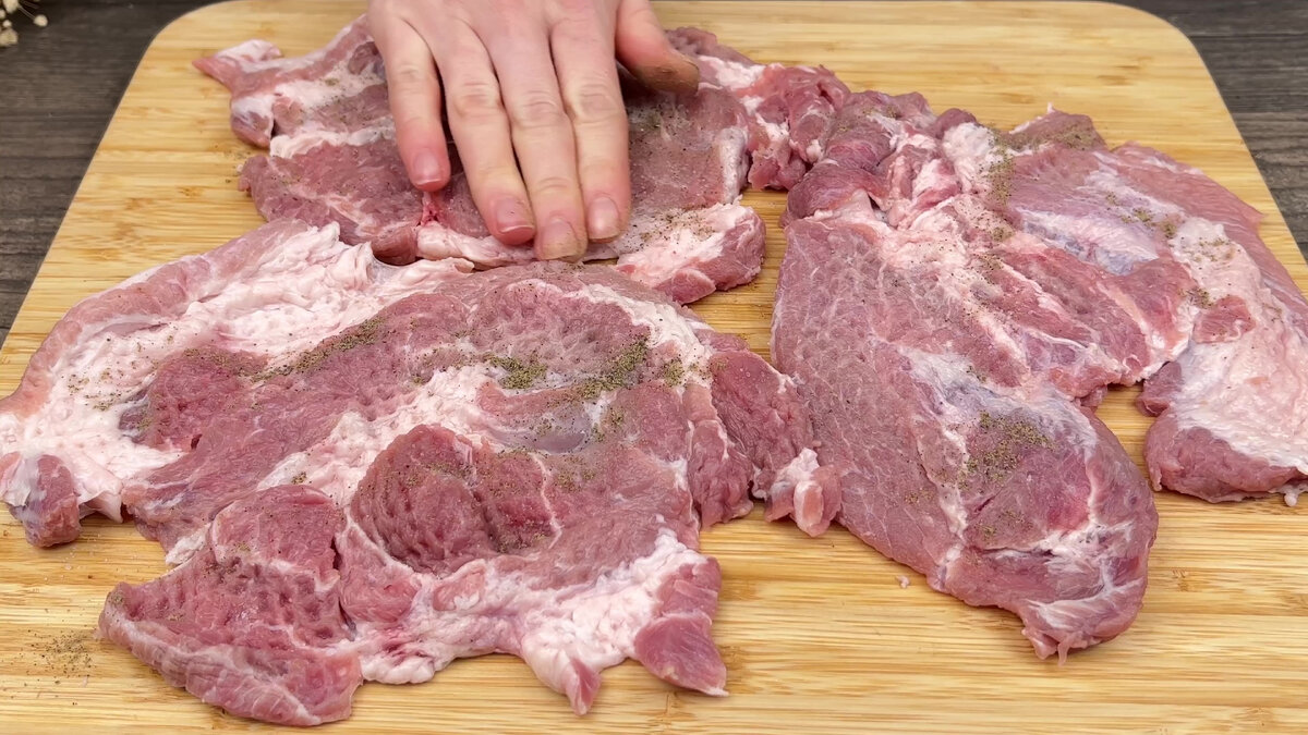 Варить свиную. Язык говяжий отварной. Мясо для варки. Мясо в кастрюле. Рулька свиная запеченная.