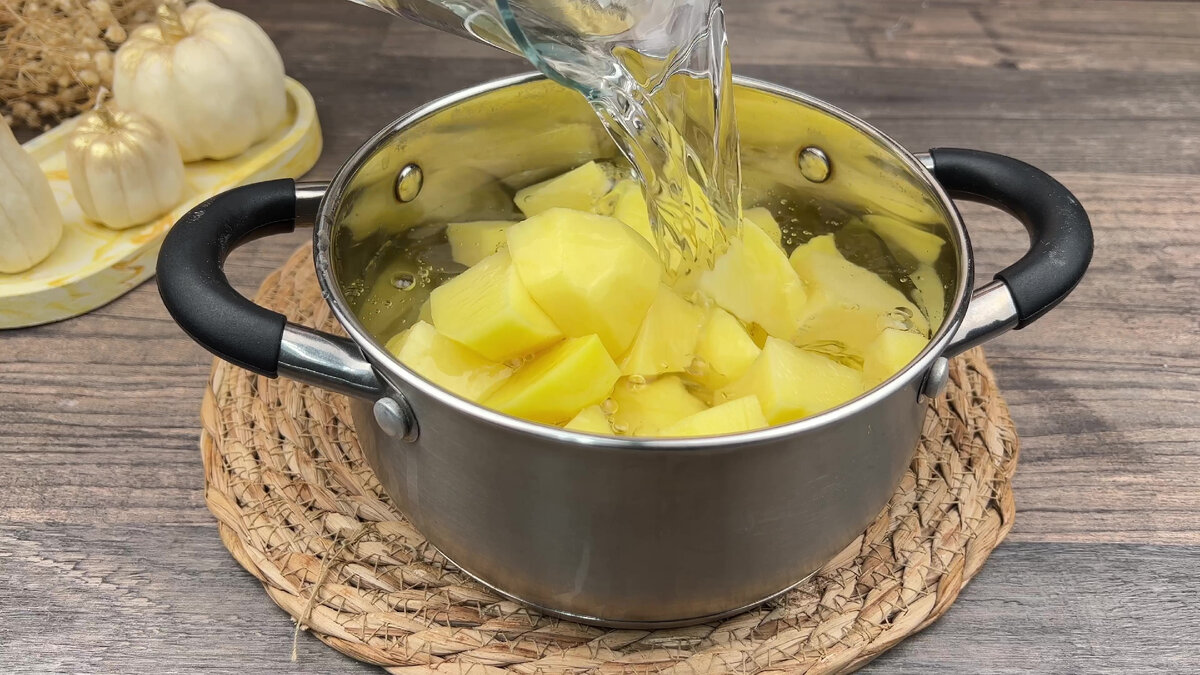 кастрюля для варки овощей. вареная еда. лучше на пару или варить. лучше на пару или варить. приготовление на пару.