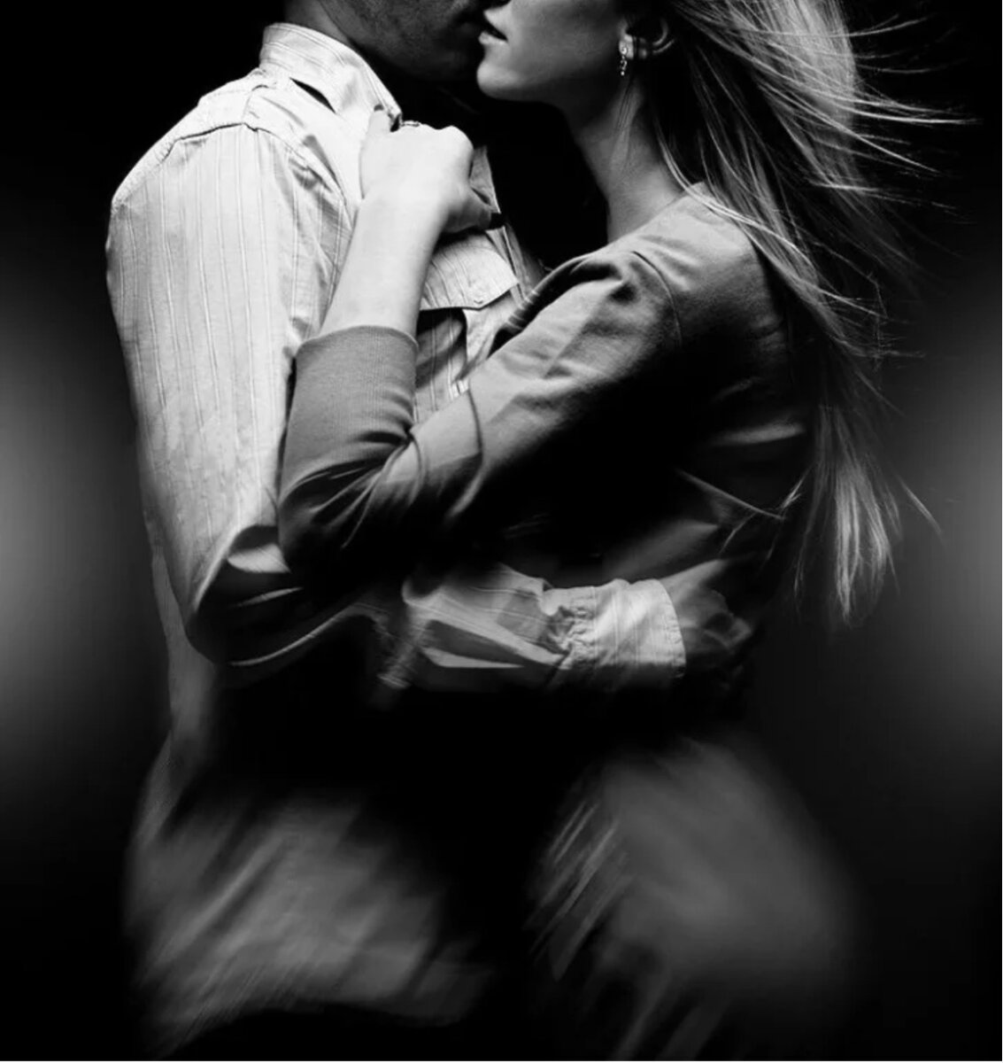 Красивая пара. Объятия влюбленных. Силуэт двух влюбленных. Парочки черно белые. Мужчина и женщина черно белое.