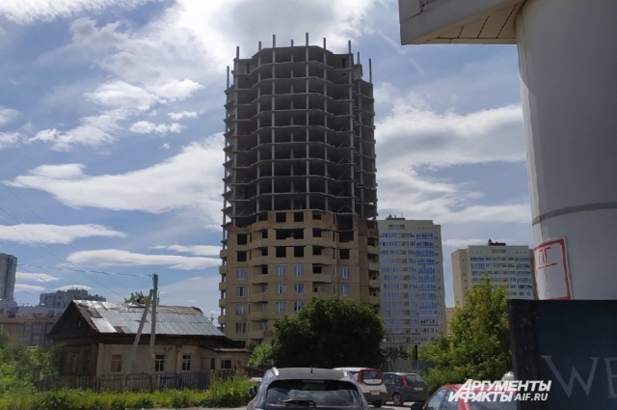    Эту многоэтажку строят уже дольше 15 лет.