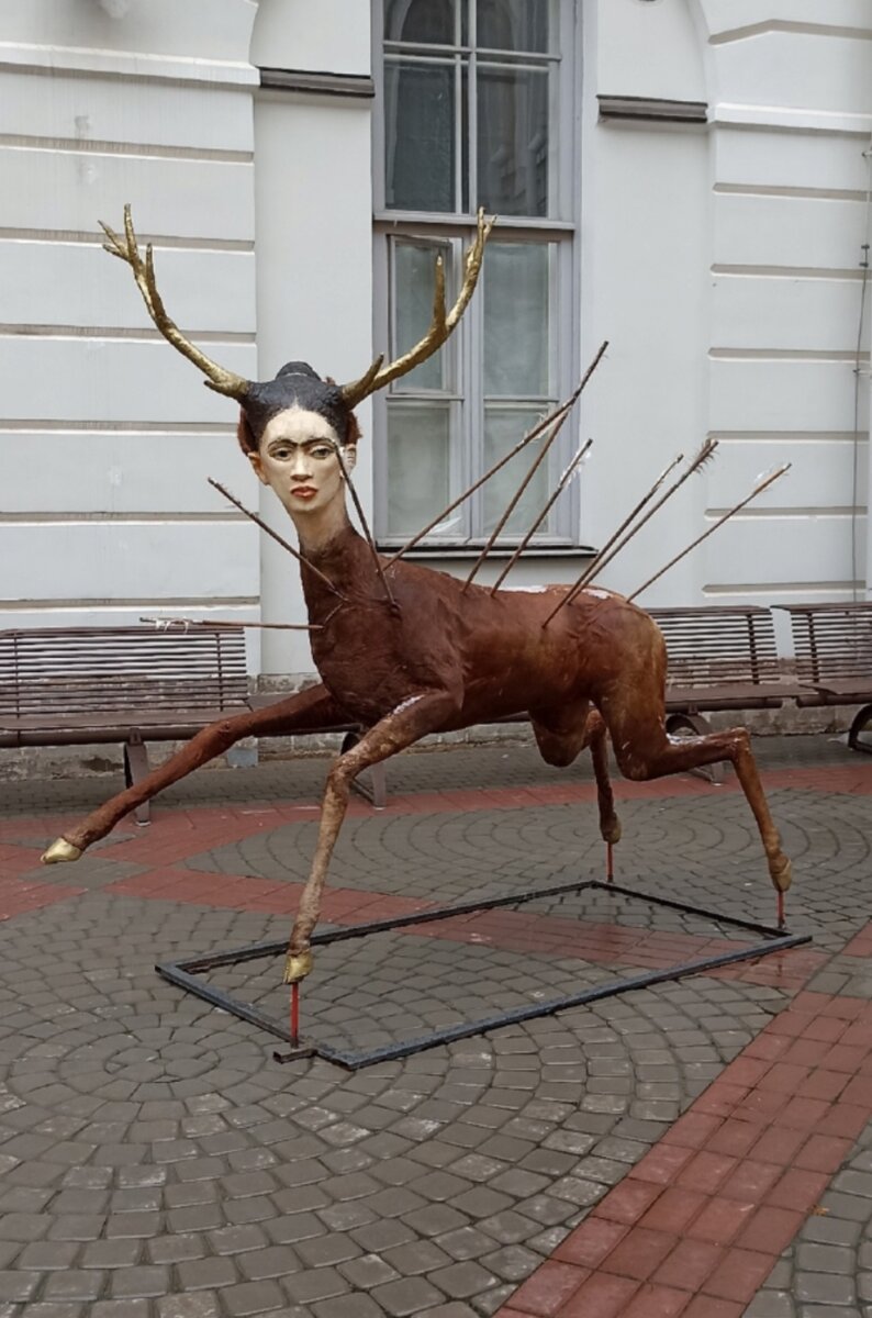 Скульптура во дворе Музея Фаберже. Автора не знаю, простите. Но Фрида тут великолепна. 