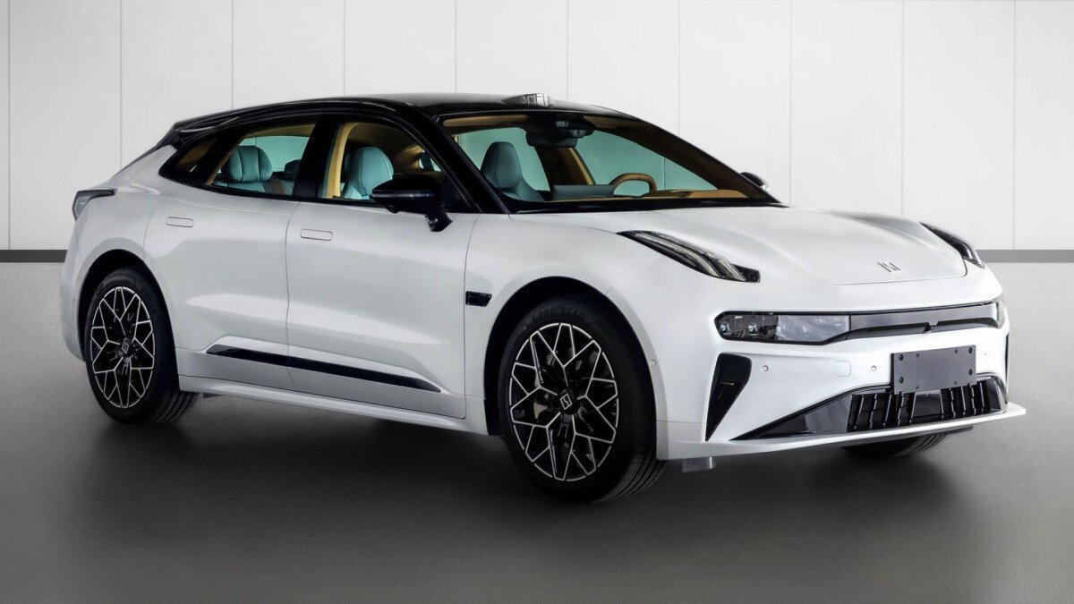 Внешность изменилась незначительно: новую версию проще всего отличить по треугольным секциям в боковинах бампера