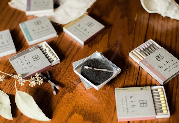 Спичка горит, источая аромат, прямо в коробочке. Фото: Twentytwentyone