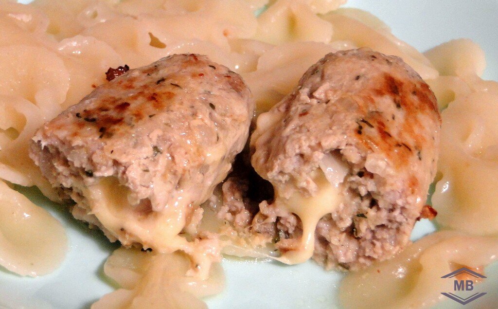 Сырная начинка делает блюдо обогащает вкус домашних колбасок!