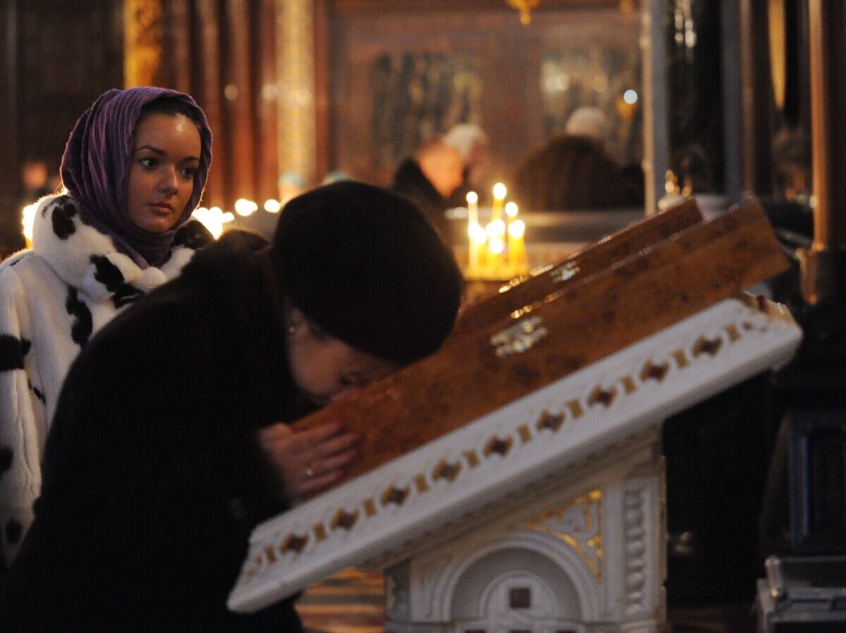    Прихожане на Патриаршем служении в кафедральном соборном Храме Христа Спасителя в Прощеное воскресенье© РИА Новости / Сергей Пятаков