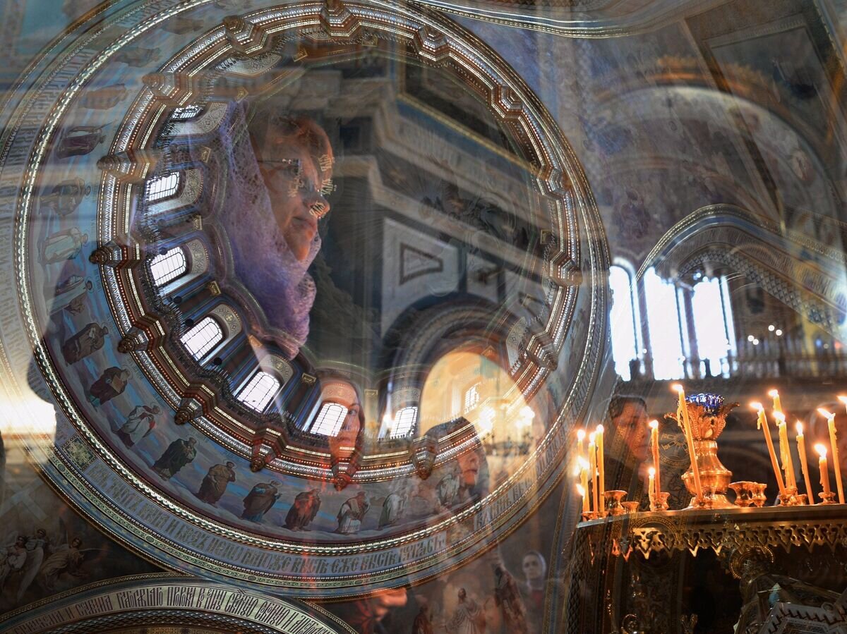    Верующие в храме Христа Спасителя в Москве во время совершения богослужения с чином прощения патриархом Московским и всея Руси Кириллом© РИА Новости / Сергей Пятаков