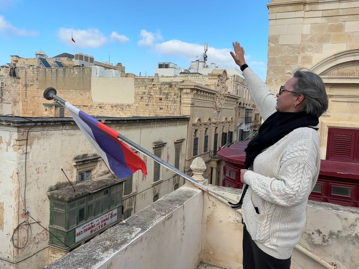 Я не фрекен Бок, но машу вслед улетевшему Карлсону с крыши Российского культурного центра в Валлетте. Милый, милый Карлсон...