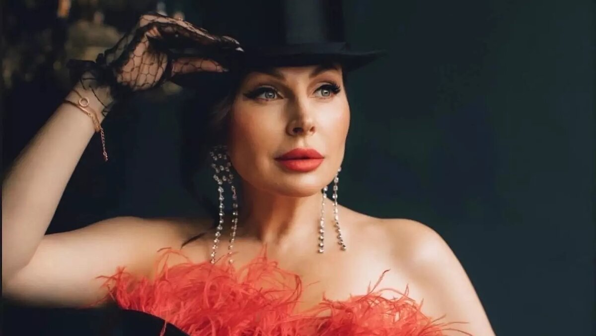     Звезда известного сериала «Счастливы вместе» (16+), уроженка Нижнего Новгорода Наталья Бочкарева поразила фанатов новой фотографией. Она примерила образ танцовщицы кабаре. Фото актриса опубликовала на личной странице в соцсетях.