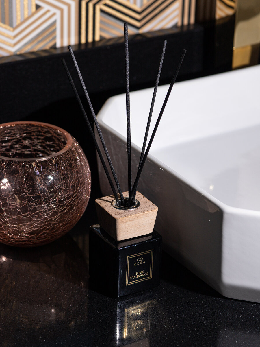 Интерьерный ароматизатор "Coba" в формате диффузора - это стильный, черный, флакон, наполненный ароматом из коллекции авторских композиций. В комплект входит набор аромапалочек, благодаря которым Ваше пространство будет благоухать. 