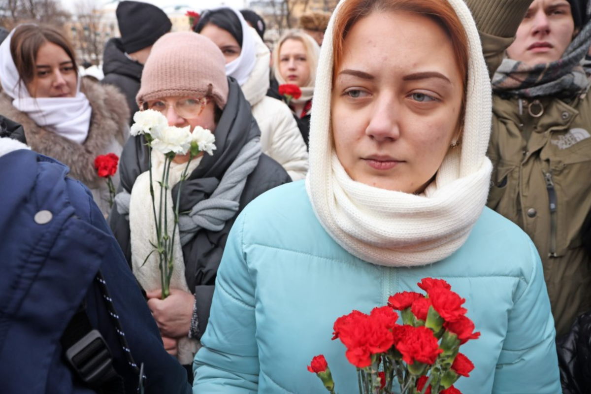 Цветы для павших: женщины у Могилы Неизвестного Солдата у Кремлёвской стены в субботу © GETTY