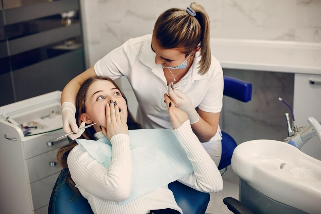 Если зуб разболелся поздно вечером, есть несколько рекомендаций, которые могут помочь снять боль до похода к стоматологу. Методы перечислил стоматолог-терапевт Георгий Пеньевский.