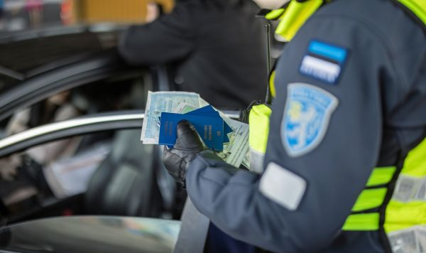 Документы украинских беженцев  в руках у эстонского полицейского 