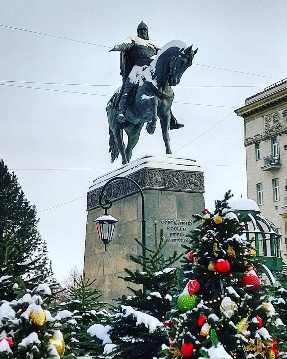 Интересно, что никаких изображений князя не сохранилось, поэтому на жеребце восседает "былинный" богатырь.