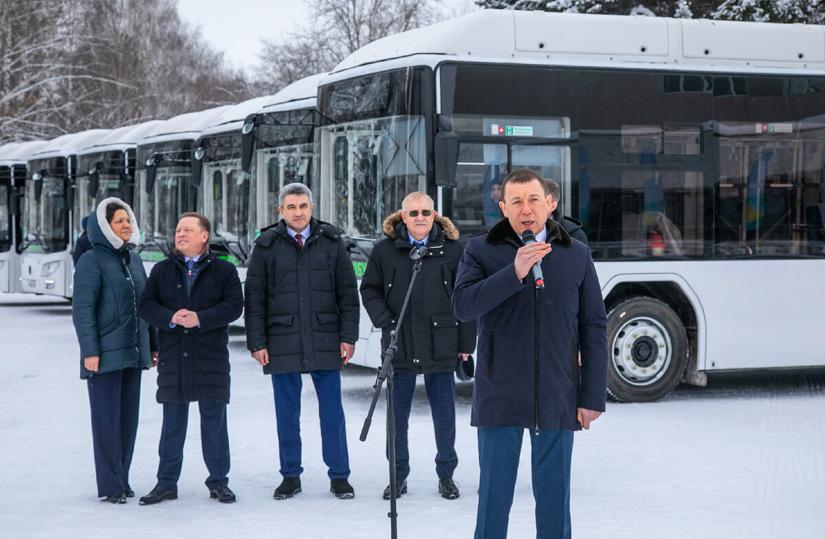 Перед началом итоговой сессии Рамиль Муллин принял участие в торжественном запуске движения автобусов большой вместимости Lotos. Фото: e-nkama.ru