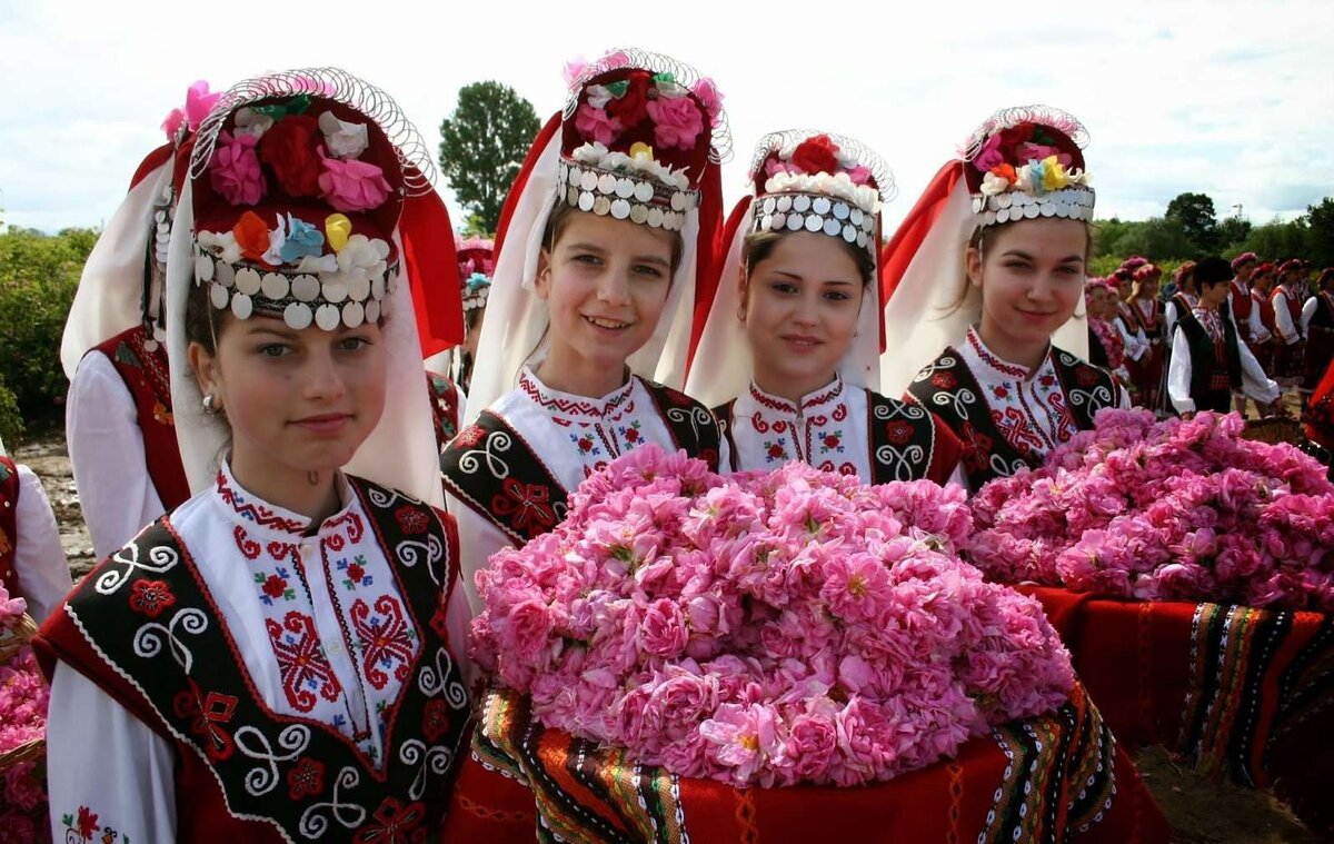* Болгарки в традиционных нарядах