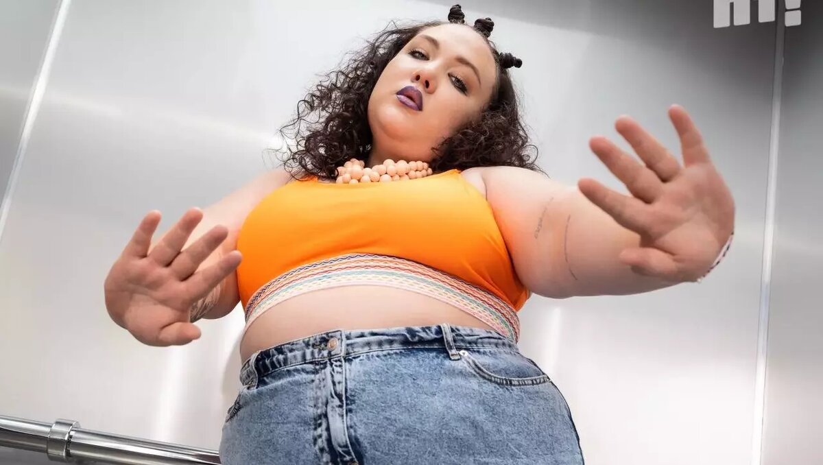     Жительница Уфы стала участницей нового реалити-шоу «Большие девочки». Эвелина Назарова, которой всего 21 год, весит 136 кг — побороться с лишним весом она сможет под контролем тренера Этери Тутберидзе.