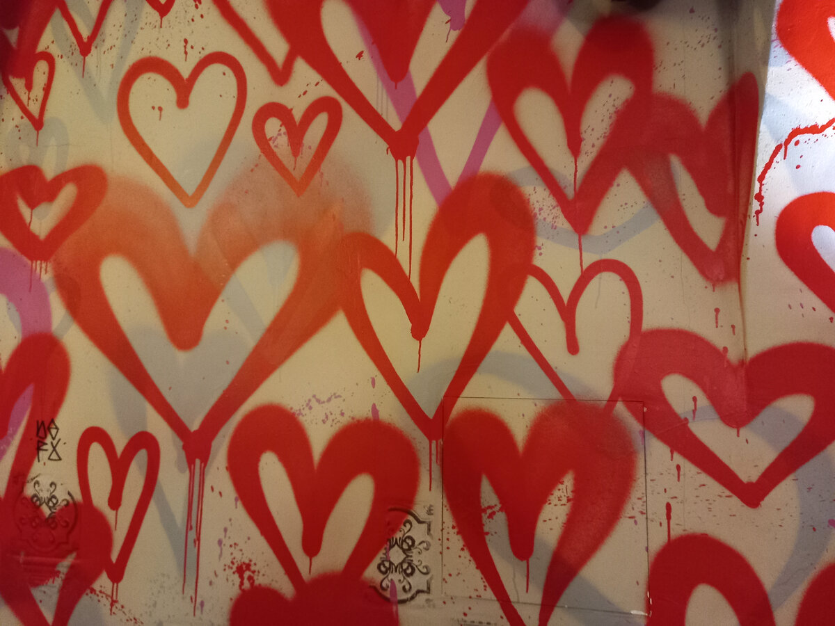 стена в кафе (вероятно, она там всегда такая, хотя как знать...)