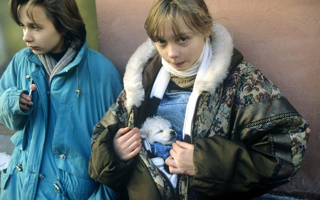 женщина сидит на чемодане. стихи о жизни женщины. просто скажи девушка красивая. мы часто говорим, что все нормально. часто говорят что красивая.