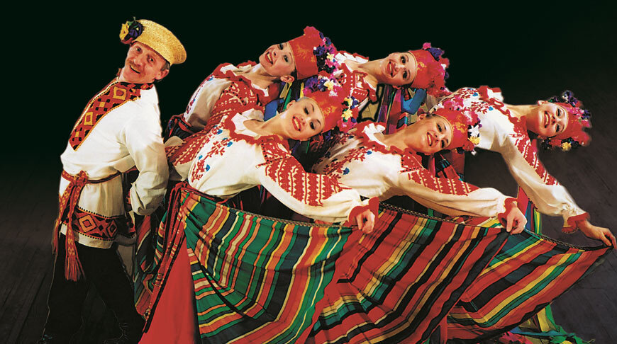    Фота канца 1990-х гадоў. Заслужаны артыст Беларусі Фёдар Балабайка ў канцэртным нумары "Пава"