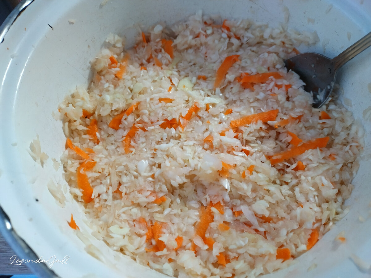 Салат. В нем соль, сахар, винный уксус и ароматное масло.