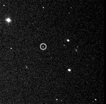 Изображения открытия J002E3, сделанные Биллом Юнгом 3 сентября 2002 года. J002E3 находится в круге. Снимки сделаны с помощью оптического прицела Astroworks Centurion 18" f2.8 и ПЗС-камеры Apogee AP9e, экспозиция 10 u секунд. Автоматическое определение с помощью программы PinPoint Astrometry Engine Боба Денни. Анимация создана Бобом Денни