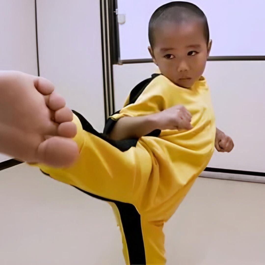 Мастер на час. Мелкий мастер. Мастер на час. Услуги мастера на час. Мальчик мастерит.