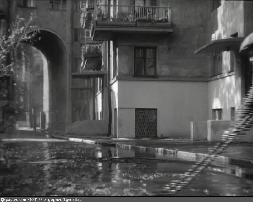 Наш двор. Спиридоньевский переулок, 1947 г. Кадр из художественного фильма “Первоклассница”. Режиссер Илья Фрэз, 1948 год.