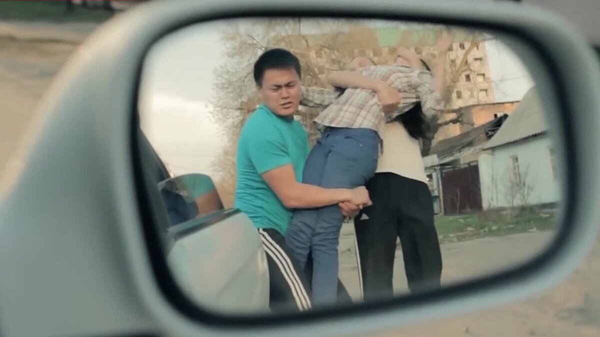 Воруют невесту. Как крадут девушек. Похитил сумку. Отбирают вещи. Парень крадет девушку.