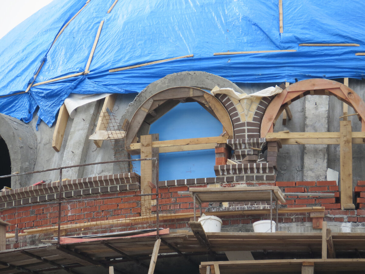 Кирпичная кладка окон барабана