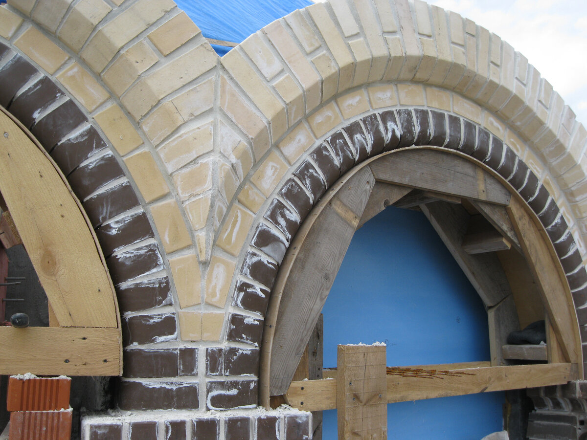 Кирпичная кладка окон барабана