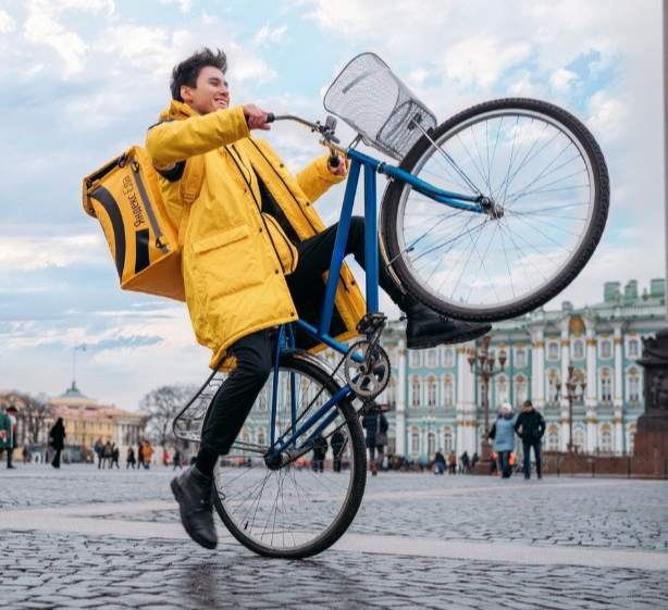 велокурьер мчится на велосипеде