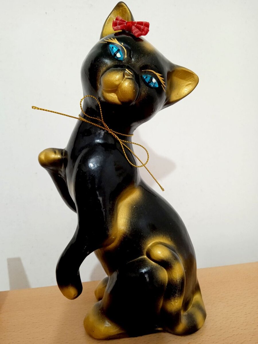 Собственное фото автора. Кошечка с голубыми глазками, которые сверкают на солнце и светятся в темноте. Подарена мне на 8 марта 2017 года Леной К.